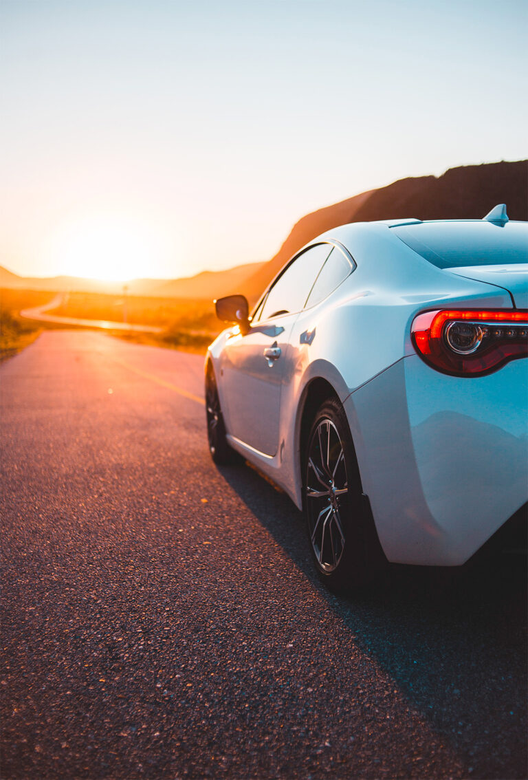 Stažené foto bílého automobilu